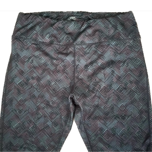 Women’s Geometric Print Athletic Leggings - Picture 2 of 6